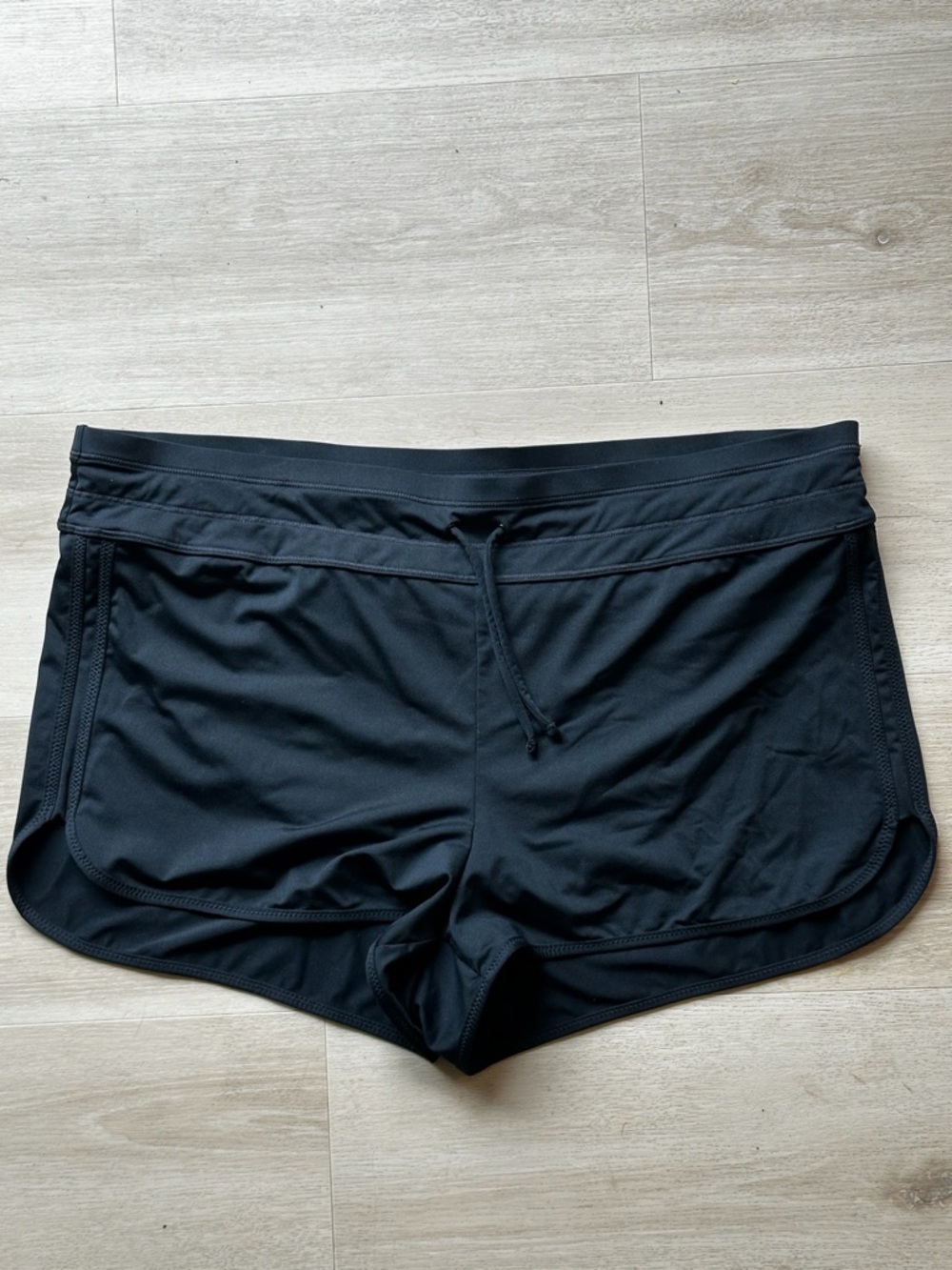 Athleta Women’s Black Athletic Shorts - with Drawstring Size Large